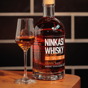 bouteille de whisky ninkasi et verre